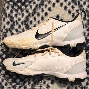 Nike Men's White and Black Athletic Cleats sz 10